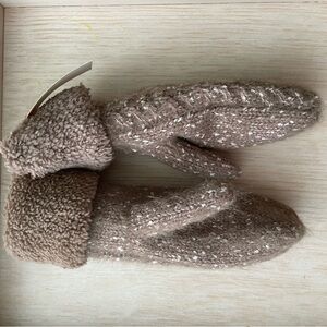 Cable knit mittens lined with faux shearling